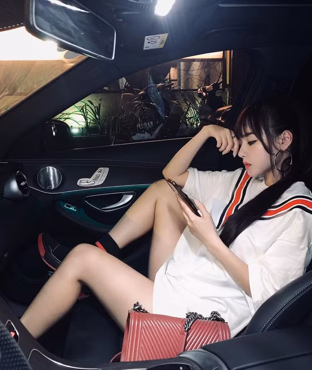 Hot girl được nhiều dân mạng đánh giá là sở hữu nhan sắc hiện tại xinh đẹp không khác gì búp bê lai Tây.