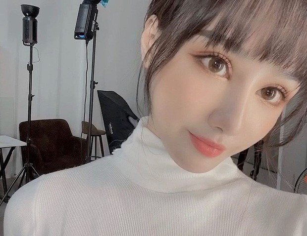 Trên trang cá nhân, Bella thường xuyên đăng tải nhiều hình ảnh khoe nhan sắc đẹp không góc chết của mình.