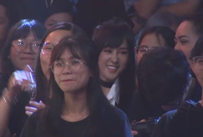 Đáng chú ý, hot girl Bella cũng đang ngồi dưới khán đài mỉm cười hạnh phúc. Đã có không ít CĐM lại chú ý vào nhan sắc thật của bạn gái Karik thay vì bày tỏ sự xuýt xoa, ngưỡng mộ.