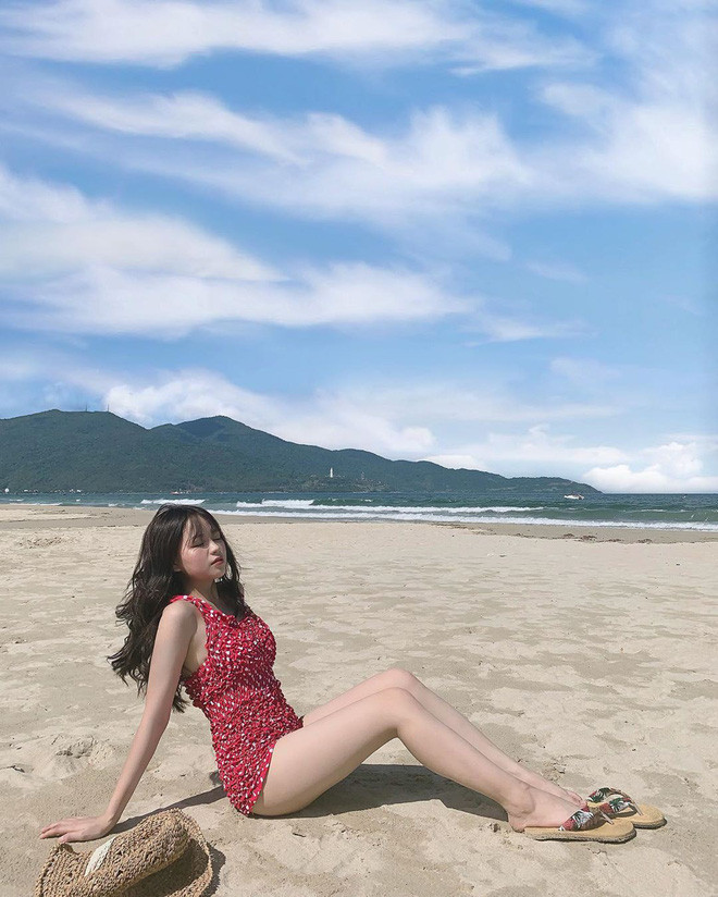 Nhờ biết mix đồ mà trông cô nàng lúc nào cũng quyến rũ và cao ráo.