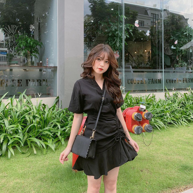 Cô nàng dù sở hữu chiều cao hạn chế, thế nhưng được nhiều lần lên báo Trung, Hàn vì nhan sắc kẹo ngọt và thân hình nóng bỏng s-line.