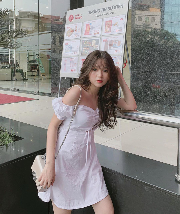  Hot girl này hiện có gần 380 nghìn lượt theo dõi trên mạng xã hội. Cô được báo Trung dành lời khen ngợi tấm tắc: "Hot girl xinh xắn tới từ Việt Nam, khoe vẻ nóng bỏng hết nấc cùng bikini trên bãi biển".