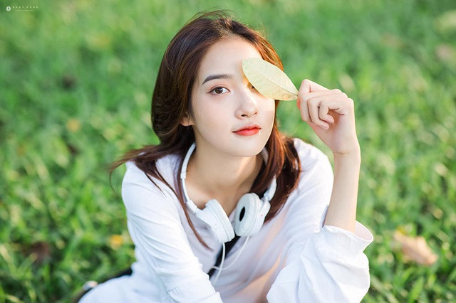 Lưu Thị Thu Trang (sinh năm 2001, quê Thái Nguyên) hiện đang là nữ sinh nhận về sự quan tâm lớn từ cộng đồng mạng. Được biết, cô nàng đang là sinh viên khoa Công nghệ dệt may, trường ĐH Công nghiệp dệt may Hà Nội.