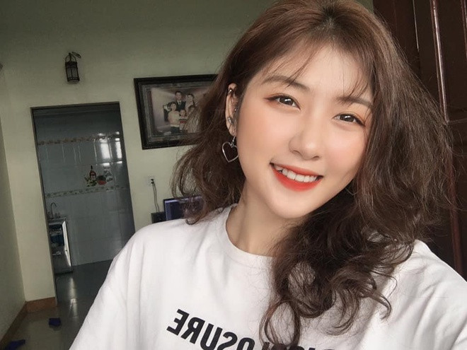 Lê Thị Tuệ Linh (20 tuổi) gây thiện cảm với nhiều người nhờ gương mặt sáng, đôi mắt cười cùng má lúm đồng tiền duyên dáng. Tuệ Linh là sinh viên ngành Quản trị kinh doanh trường Học viện Công nghệ Bưu chính Viễn thông.