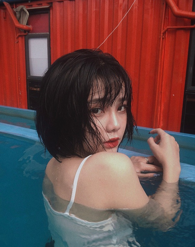 Phùng Ái Nguyên cũng là gương mặt gái xinh sở hữu nhán sắc tuyệt phẩm như búp bê, cô nàng còn gây ấn tượng bởi phong cách thời trang biến hóa đa dạng, khi dịu dàng nhẹ nhàng, lúc lại cá tính, mạnh mẽ.