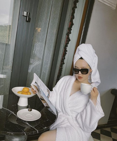 Kể từ khi lập gia đình Vân Tiny dường như ít xuất hiện trước công chúng hơn mà cô tập trung vào việc làm vợ, kinh doanh.