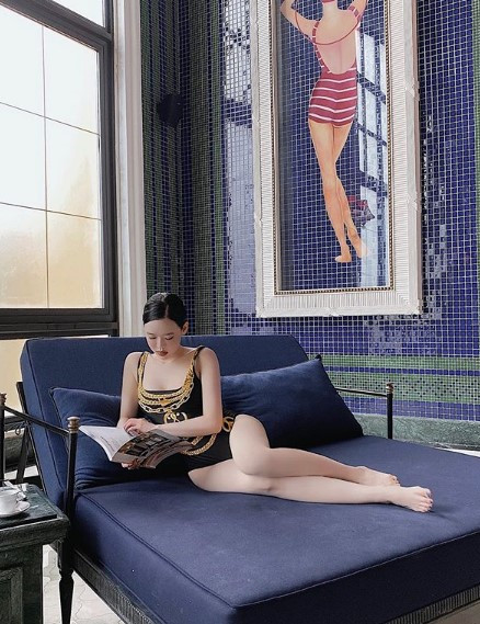 Vào cuối năm 2015, Vân Tiny đã lên xe hoa cùng với chàng thiếu gia Fabo Nguyễn và anh cũng là một Youtuber nổi tiếng tại Việt Nam với những video đập hộp hàng hiệu, trưng bày sneakers.