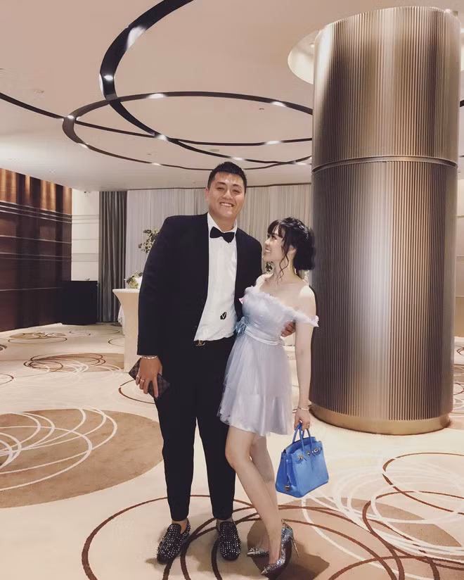 Cặp đôi "đũa lệch" Fabo Nguyễn và hot girl Vân Tiny đang nhận được sự quan tâm cực lớn từ cộng đồng mạng. Đặc biệt, kể từ khi kết hôn, cô gái này nhận được sự chú ý nhiều hơn khi trở thành con dâu của "ông trùm" ngành điện tử lâu đời ở Việt Nam.