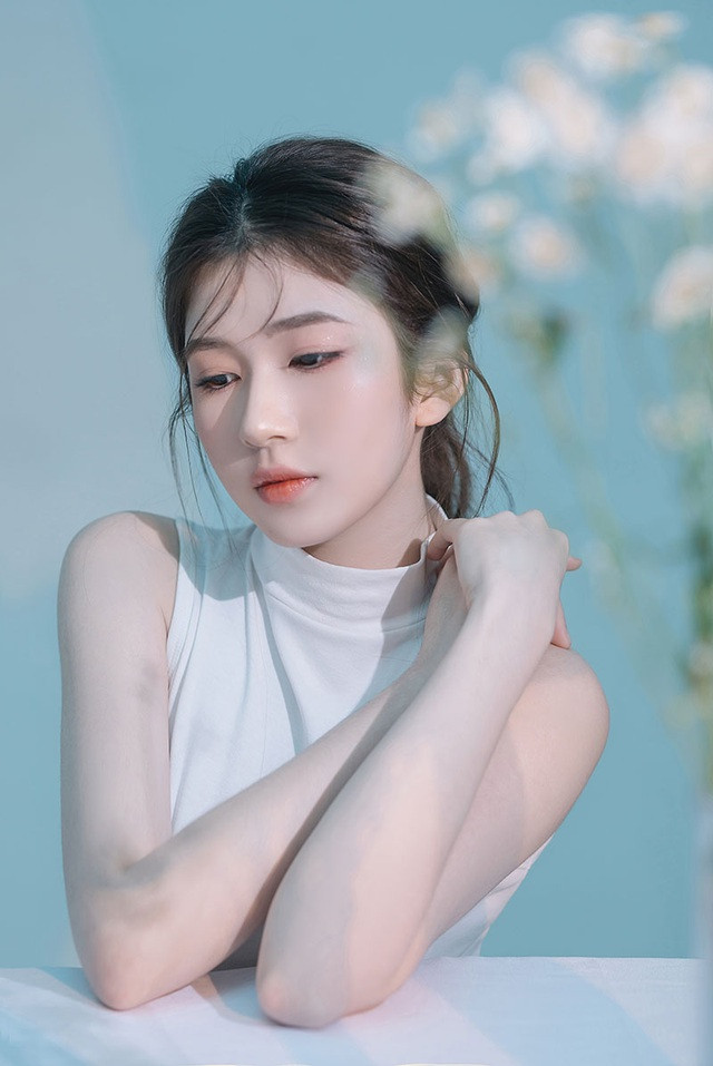 Được biết, Châu Linh bắt đầu làm người mẫu ảnh từ 2 năm trước, cô ban đầu làm mẫu trang điểm, rồi dần dần bén duyên với công việc người mẫu ảnh.