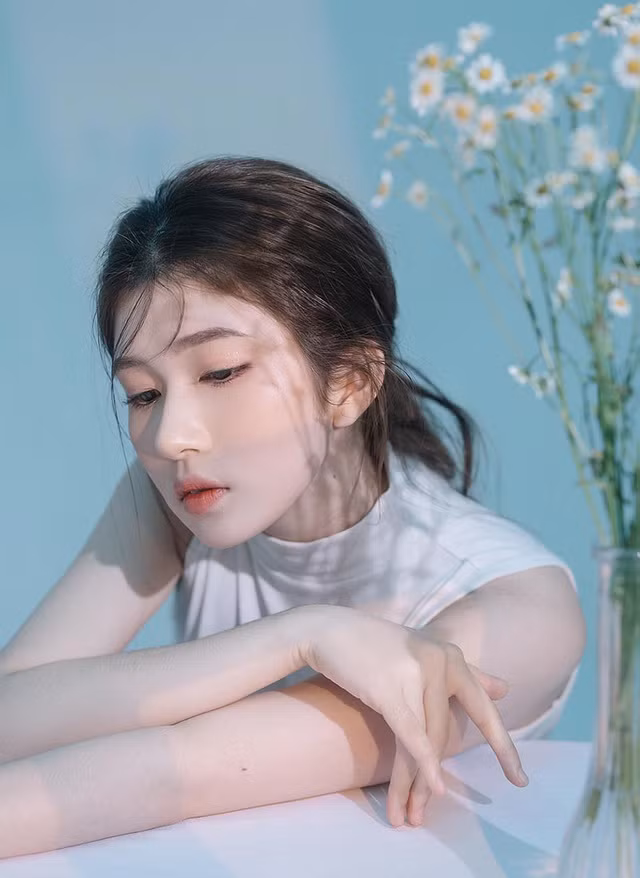 Nhiều người nhận xét rằng, ngoại hình của Châu Linh xinh đẹp không khác gì các hot girl nổi đình đám bấy giờ.