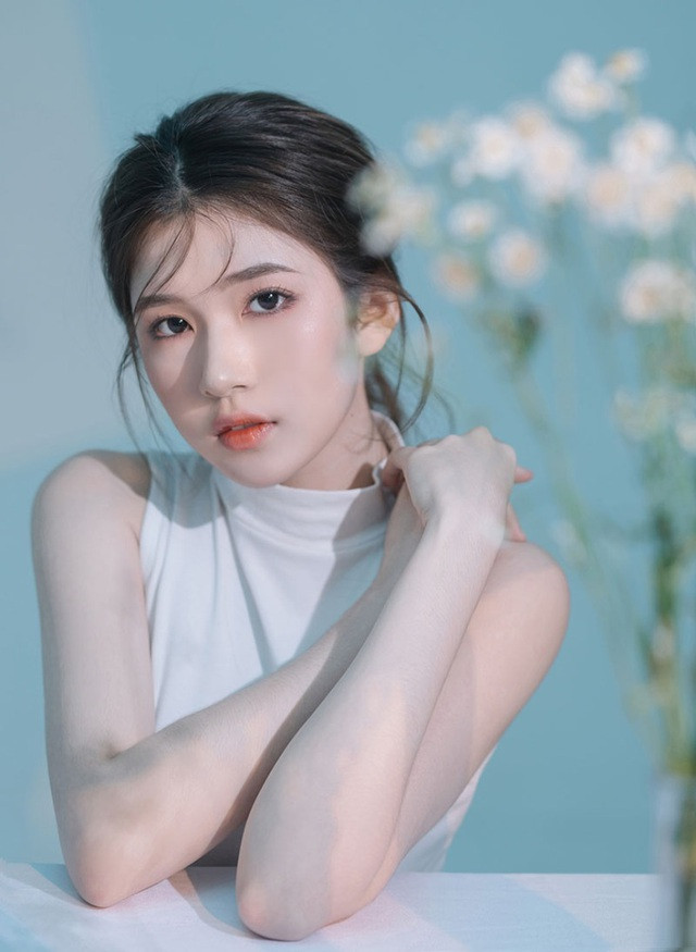 Châu Linh hiện đang là người mẫu ảnh tự do. Trong những khoảnh khắc mới đây, Châu Linh đẹp cuốn hút với nét mặt lạnh lùng.