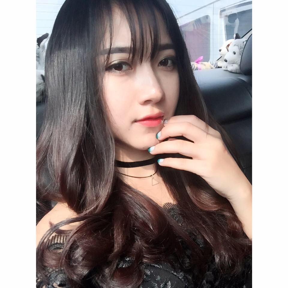 Nhiều dân mạng nhận xét Thúy Ngân "gây thương nhớ" nhờ đôi mắt to, sống mũi cao cùng làn da trắng.