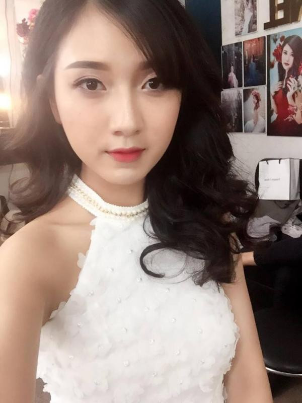 Cô giáo sinh năm 1991 cho hay ban đầu cô có ý định kinh doanh. Sau khi nghe lời khuyên của gia đình, cô theo học và gắn bó với nghề tới giờ.