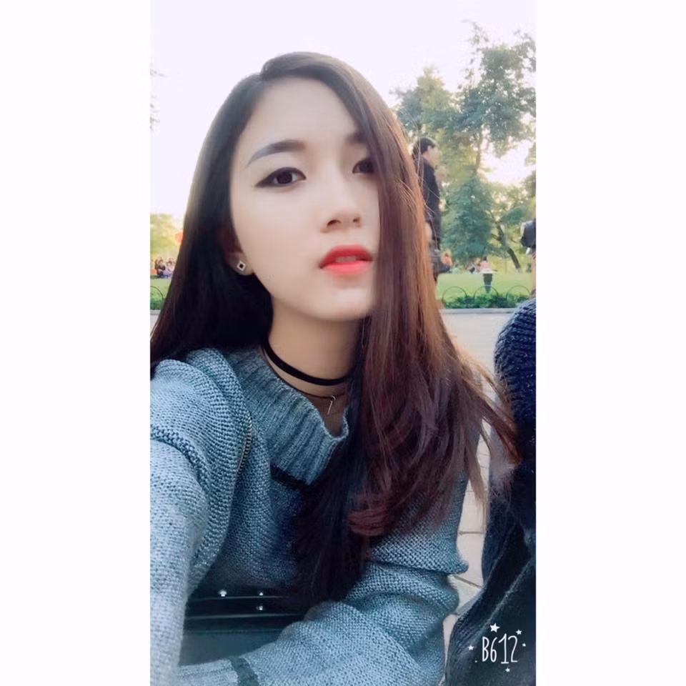 Không chỉ sở hữu gương mặt xinh đẹp, cô giáo Hà thành còn có vóc dáng thon thả cùng gu thời trang trẻ trung, cá tính.