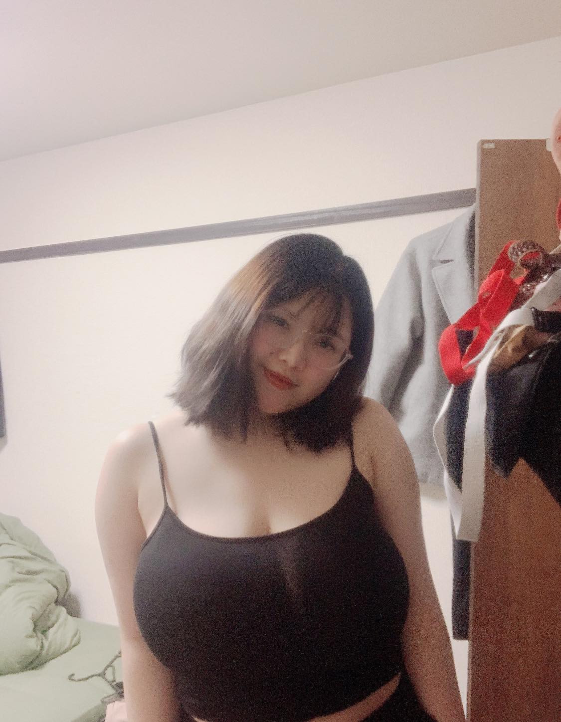 Hiện tại, Thu Trang vừa đi học vừa đi làm.