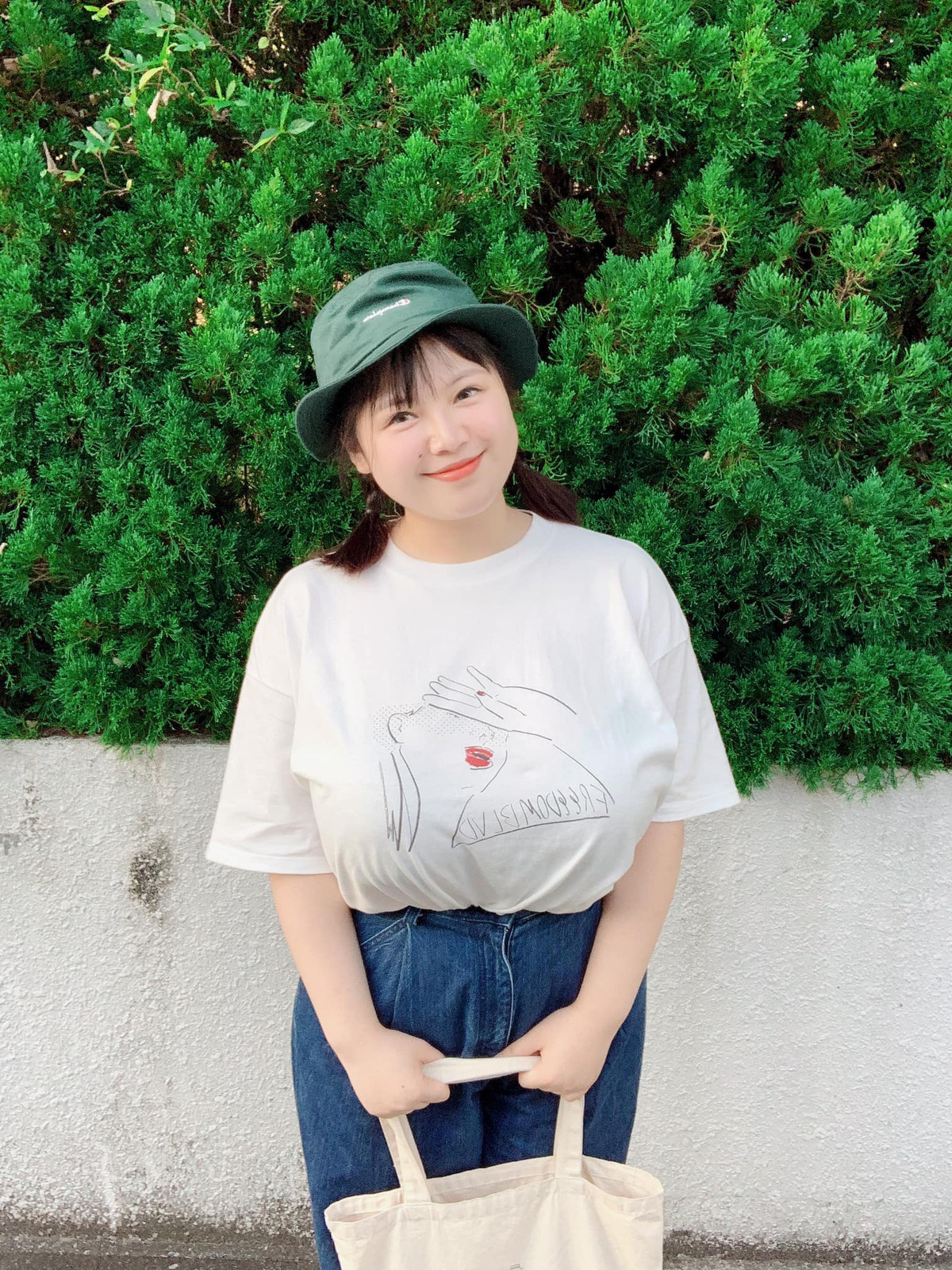 " Hot girl ngực khủng" này sở sữu vòng 1 ngoại cỡ khiến cô nàng gặp nhiều bất tiện trong cuộc sống không chỉ về vấn đề sức khỏe, vận động mà phía sau đó là sự xấυ hổ vì bị người khác chê bai.