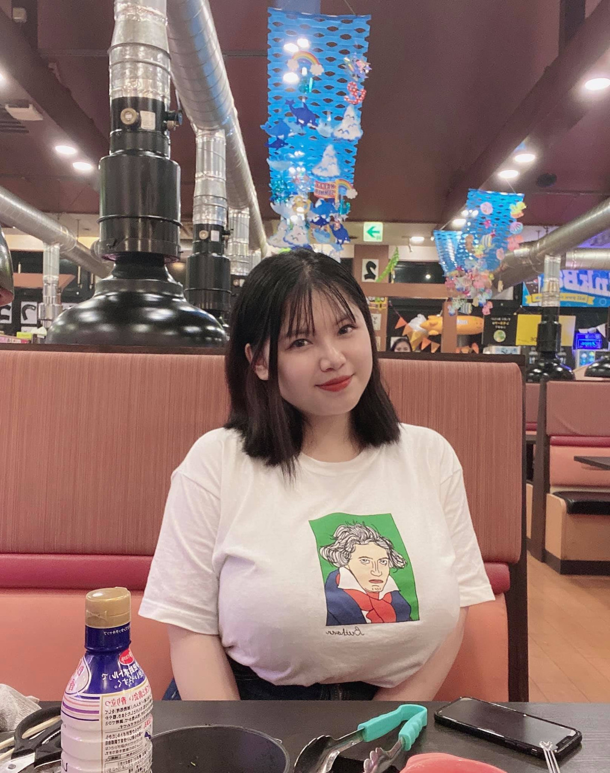 Dù đã tìm đến bác sĩ phẫu thuật thẩm mỹ để thu nhỏ vòng 1 nhưng qua những hình ảnh mà Trang đăng tải lên MXH có thể thấy ngực cô vẫn to hơn so với bình thường.