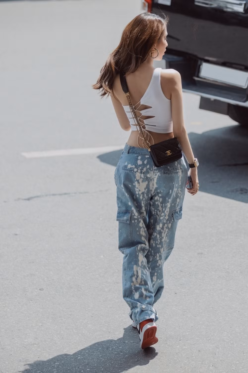 Mới đây, người đẹp Trà Vinh lại tiếp tục khiến dân tình "lác mắt" trong style hip hop áo croptop trắng, quần jeans loang lổ rộng thùng thình cực kì sành điệu.