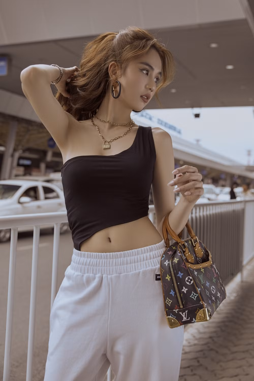 Crop top và quần jogger là cặp bài trùng cho một bộ trang phục cá tính, năng động.