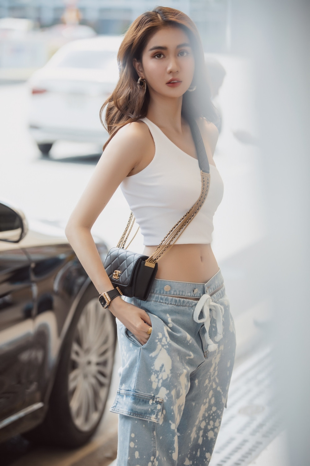 Được biết, để có được thân hình "vạn người mê" này, Ngọc Trinh đã phải tập luyện chăm chỉ dù ăn uống không hề ít. Biết được thế mạnh này, người đẹp gốc Trà Vinh luôn khai thác triệt để trong các bộ ảnh.