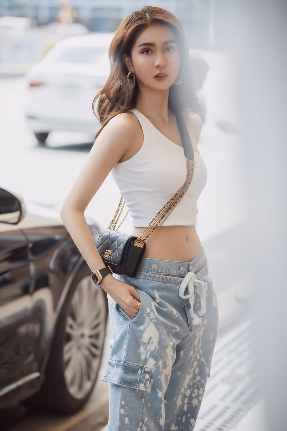 Được biết, để có được thân hình "vạn người mê" này, Ngọc Trinh đã phải tập luyện chăm chỉ dù ăn uống không hề ít. Biết được thế mạnh này, người đẹp gốc Trà Vinh luôn khai thác triệt để trong các bộ ảnh.