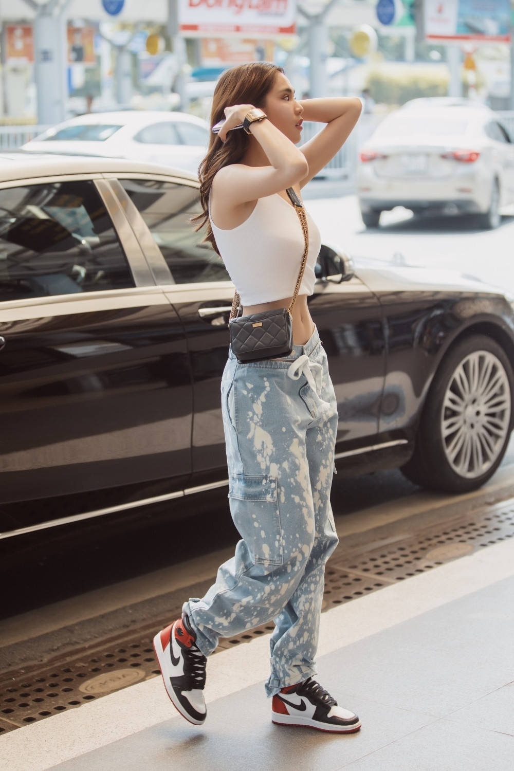 Gu thời trang mỗi khi sải bước tại sân bay của " nữ hoàng nội y" Ngọc Trinh luôn khiến công chúng lẫn truyền thông phải dõi theo. Cô nàng từng thừa nhận cô rất thích "ăn diện" mỗi khi ra sân bay với gu thời trang biến hóa đa dạng.