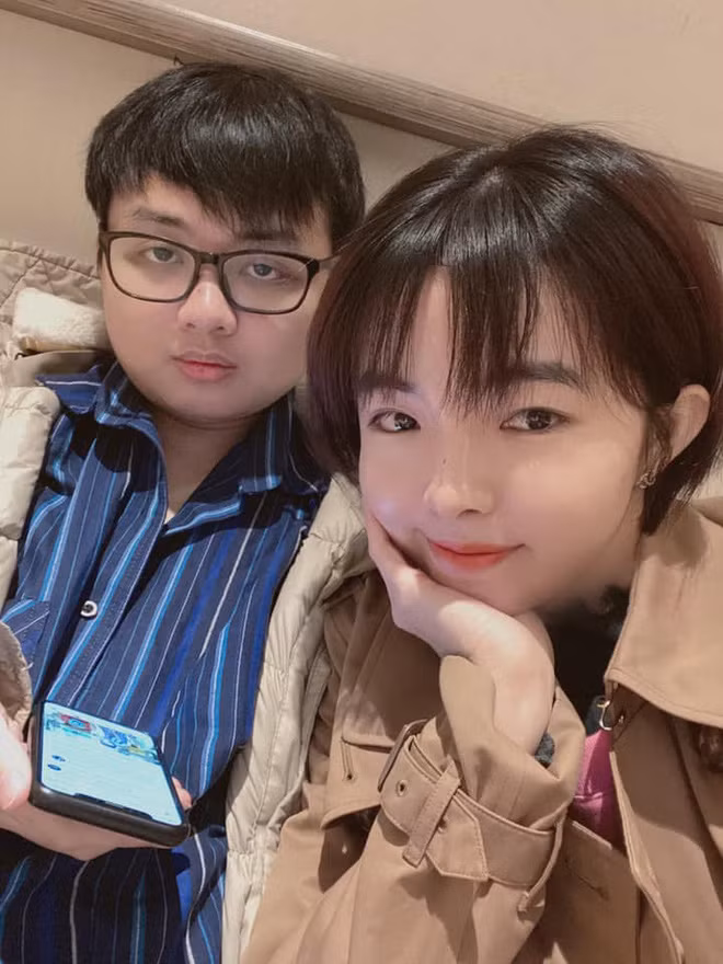 Được biết, cô nàng Lily - Nguyễn Hoài Thương là bạn gái của SofM được nhiều năm, trước cả thời điểm anh chàng tới LPL thi đấu.