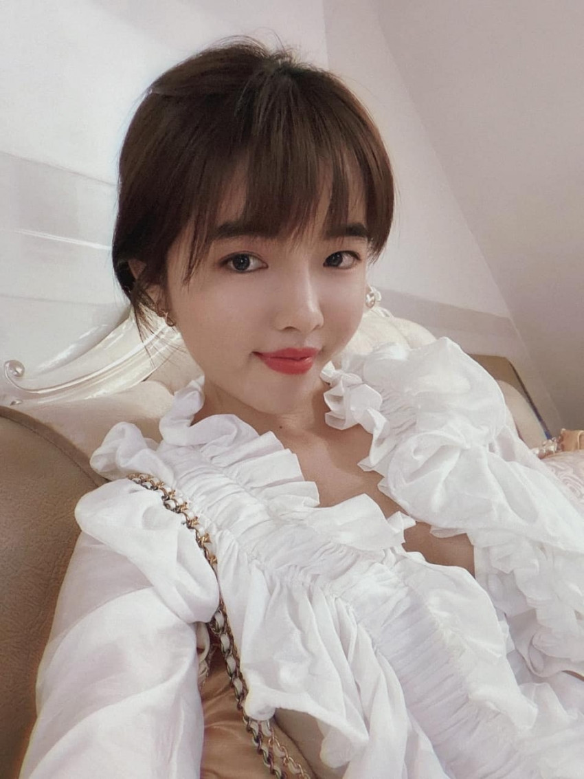 Cả Lily và SofM đều khá kín tiếng trong chuyện đời tư, nhưng vẫn biết bày tỏ tình cảm với đối phương một cách vô cùng tinh tế, những câu chuyện tình yêu được họ chia sẻ luôn khiến các fan của cả hai phải xuýt xoa vì sự ngọt ngào nhưng lại rất đỗi bình dị mà họ mang lại.