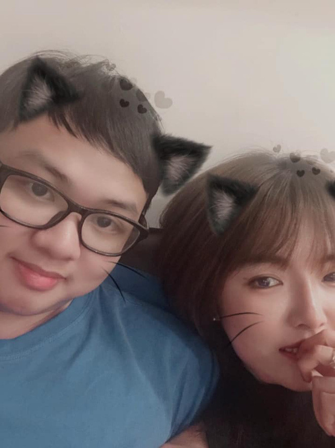 Được biết, cặp đôi "chị ơi, anh yêu em" này bắt đầu công khai tình yêu vào năm 2015, từ trước khi SofM trở thành game thủ chuyên nghiệp tại LPL (giải đấu LMHT cấp cao nhất của Trung Quốc). Từ đó đến nay, Lily vẫn luôn là hậu phương vững chắc, ủng hộ SofM trong sự nghiệp.