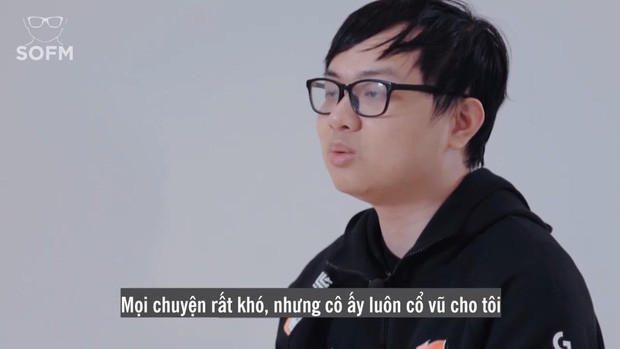 Trong lần phỏng vấn mới đây, chàng game thủ nổi tiếng này đã gửi lời cảm ơn người bạn gái Lily trên phóng sự. Lily cũng là người đã đồng hành cùng SofM từ thời điểm anh mới sang LPL du đấu.