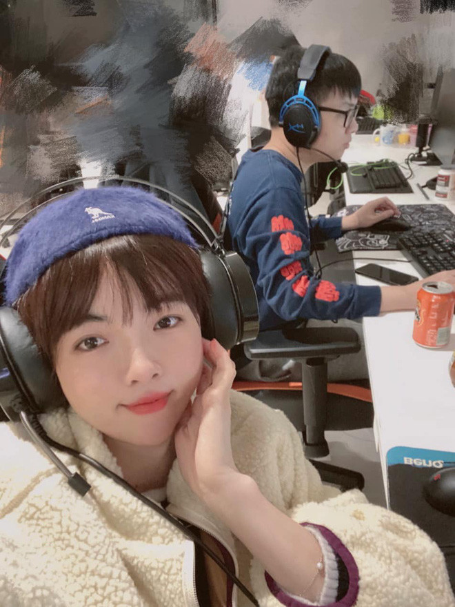 Lily là người gần gũi nhất với SofM tại Trung Quốc trong suốt quãng thời gian thi đấu của anh.