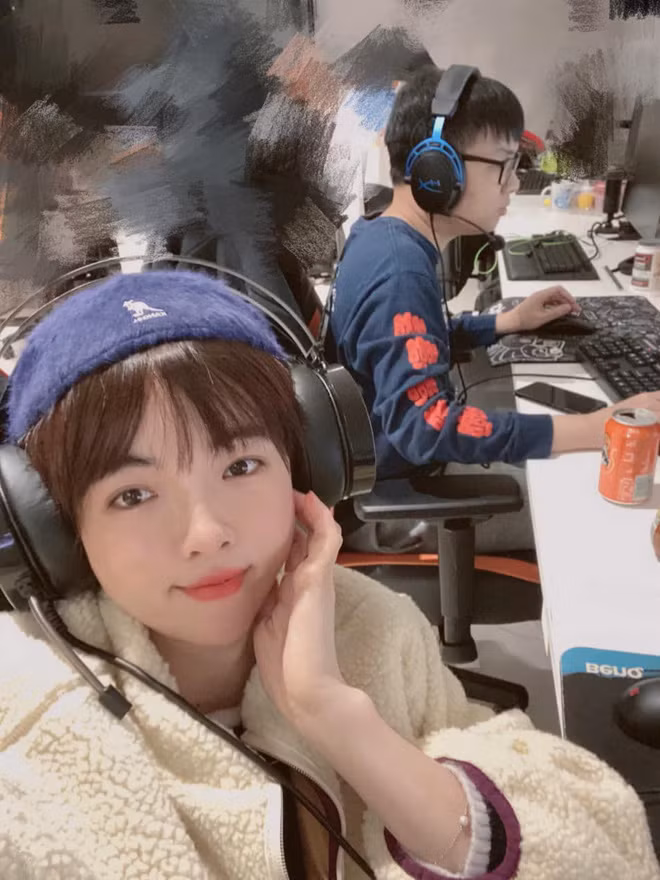 Lily là người gần gũi nhất với SofM tại Trung Quốc trong suốt quãng thời gian thi đấu của anh.