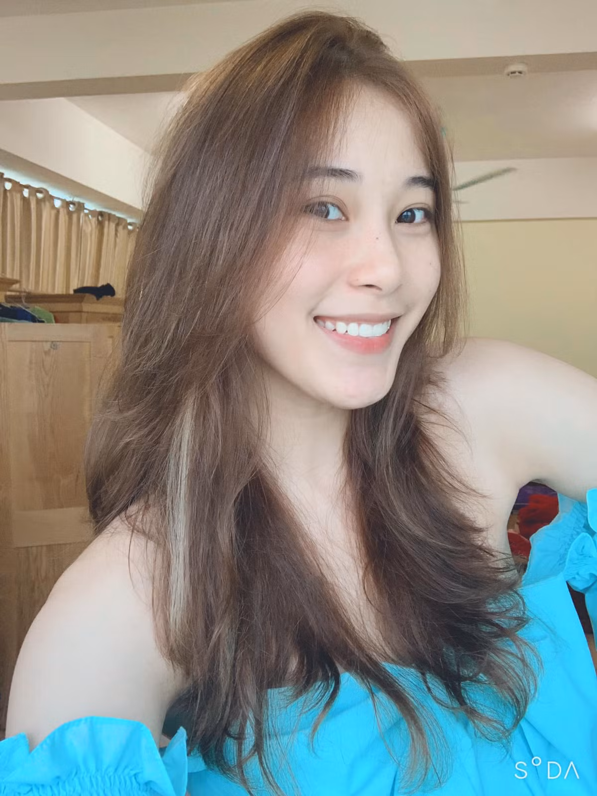 Huyền có sở thích chụp ảnh. Cô thường tự chụp hoặc nhờ bạn chụp hộ trong mỗi dịp đi dạo phố.