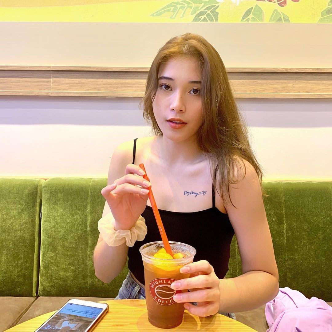 Không chỉ chơi bóng chuyền giỏi, cô còn có năng khiếu tạo dáng chụp ảnh xuất sắc. Nếu người hâm mộ lần đầu theo dõi mạng xã hội của Huyền, ắt sẽ lầm tưởng cô với một diễn viên, người mẫu ảnh chuyên nghiệp.