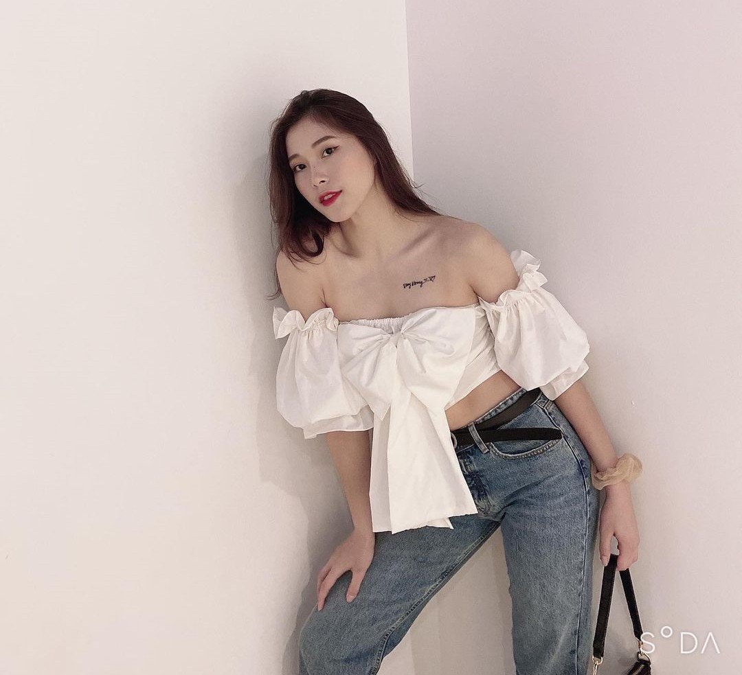 Năm 14 tuổi, hoa khôi bóng chuyền Đặng Thu Huyền đã cùng tuyển U19 Việt Nam đã giành HCB giải U19 Vô địch Đông Nam Á. Trong vòng 6 năm, Thu Huyền từng nắm giữ vị trí đội trưởng tuyển bóng chuyền U19 VN đi thi đấu và giành nhiều thành tích cao.