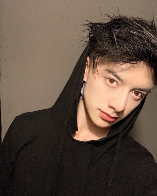 Jonathan sinh năm 1996, cao 1m83 từng gây sốt trên mạng xã hội cách đây 1 năm. Anh chàng sinh sống ở Orange County, California (Mỹ), là cựu học sinh Golden West College.