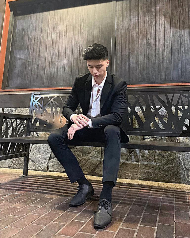 Trên trang cá nhân, Jonathan không đăng quá nhiều hình ảnh liên quan đến đời sống cá nhân mà chủ yếu khoe các tấm hình selfie và phong cách thời trang thường ngày.