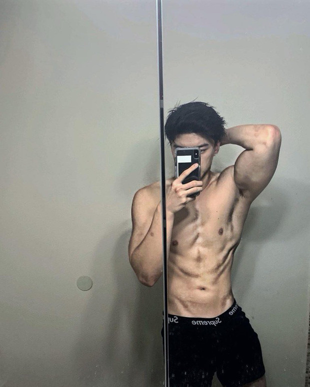 Trên trang cá nhân có hàng chục ngàn lượt theo dõi, hot boy 9X thường xuyên đăng tải ảnh khoe vẻ ngoài điển trai, hút hồn.