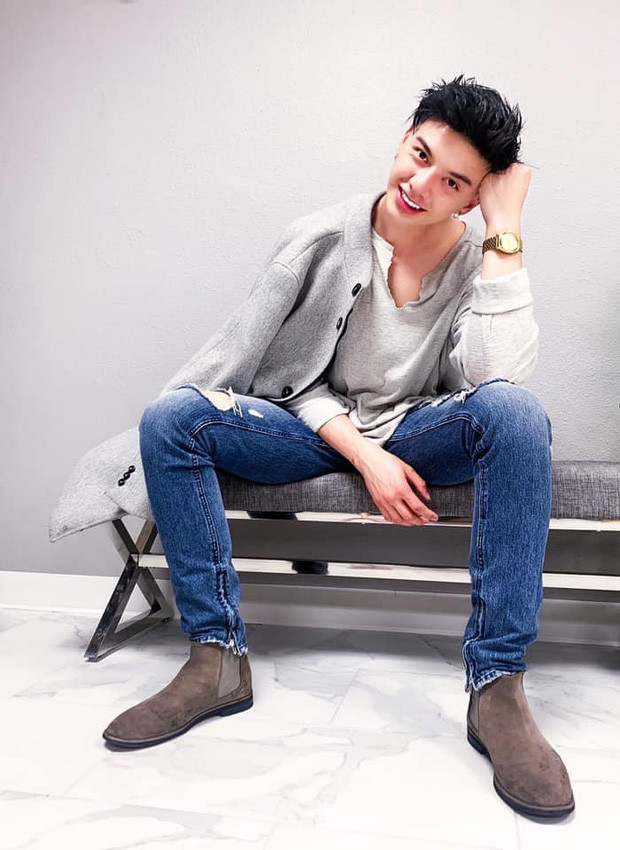 Jonathan có bố mẹ đều là người Việt nhưng sinh ra và lớn lên ở Mỹ. Anh không thông thạo tiếng Việt nên thường giao lưu với người hâm mộ bằng tiếng Anh.