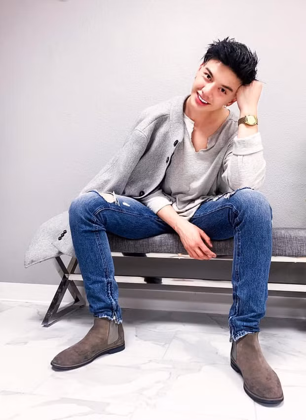 Jonathan có bố mẹ đều là người Việt nhưng sinh ra và lớn lên ở Mỹ. Anh không thông thạo tiếng Việt nên thường giao lưu với người hâm mộ bằng tiếng Anh.