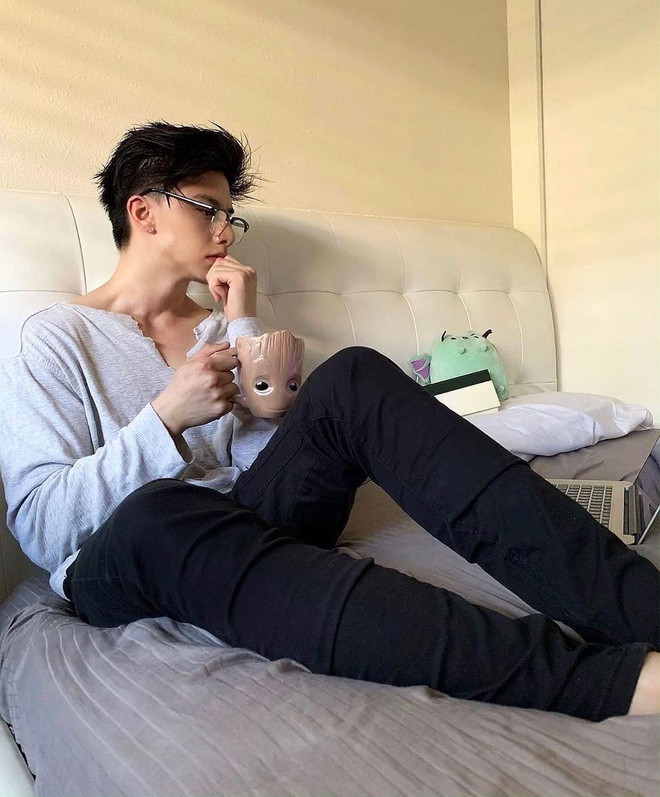 Anh đã tốt nghiệp bằng cử nhân Lịch sử của Đại học California State University, Long Beach.