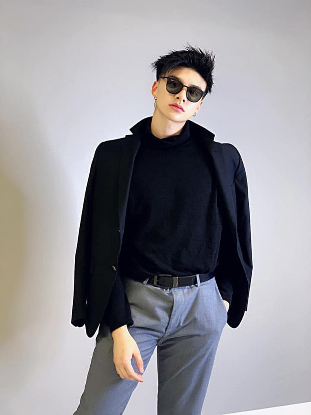 Anh sở hữu body săn chắc, rắn rỏi và khuôn mặt góc cạnh, mũi cao.