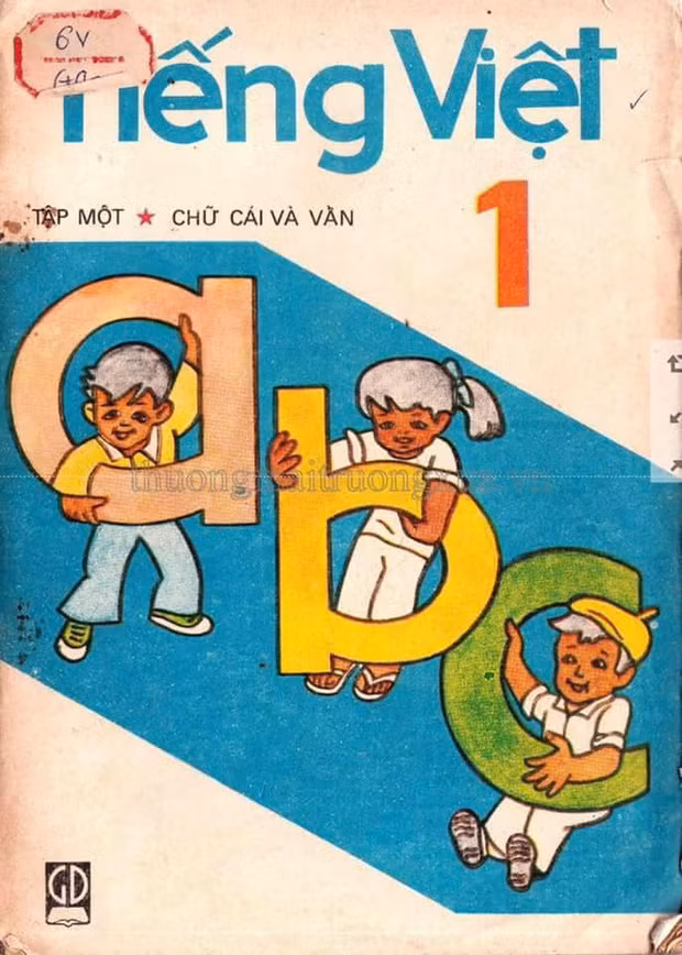 Năm học mới chỉ mới bắt đầu được khoảng 1 tháng nay, tuy nhiên trên MXH đã xuất hiện khá nhiều bài tranh luận về những trang sách giáo khoa Tiếng Việt lớp 1 cải cách của thế hệ hiện tại.