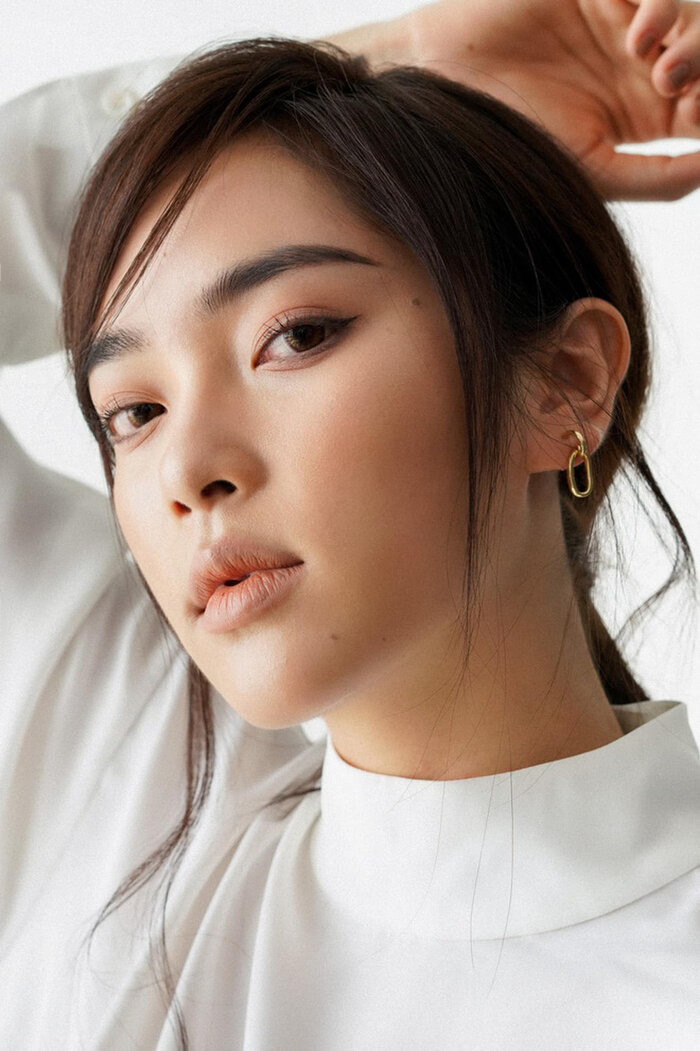 Về phía Diệu Linh, cô nàng dường như chỉ mới công khai có bạn trai khi đăng tải tấm ảnh nắm tay trên Instagram. Nhiều người đã nhanh chóng "soi" ra đây chính là Hiếu Nguyễn.