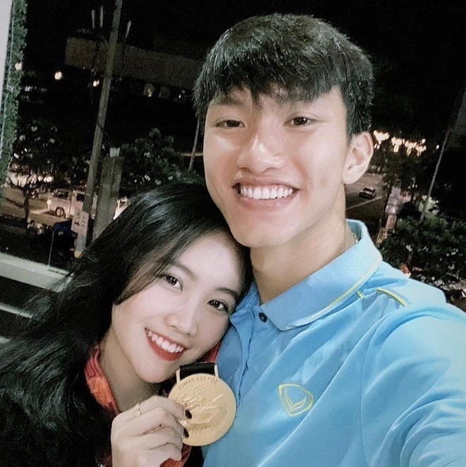 Sau ồn ào nghi vấn việc Văn Hậu và bạn gái Hoàng Anh Ốc đã chia tay thì mọi người tiếp tục lại đổ dồn sự chú ý về đời tư của nam cầu thủ gốc Thái Bình. Và mới đây, nhiều người cho rằng anh đang có mối quan hệ đặc biệt với mỹ nhân tham dự cuộc thi Hoa hậu Hoàn Vũ 2020 - Doãn Hải My.