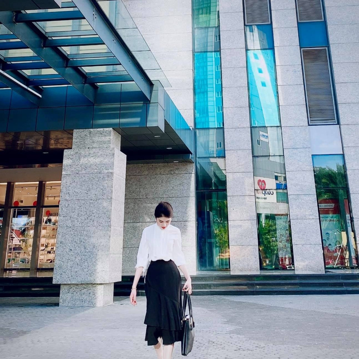 Hot girl mạng thường đi xem các trận bóng đá đã trở thành một trào lưu trong thời gian gần đây, và cô gái này là một trong số đó.