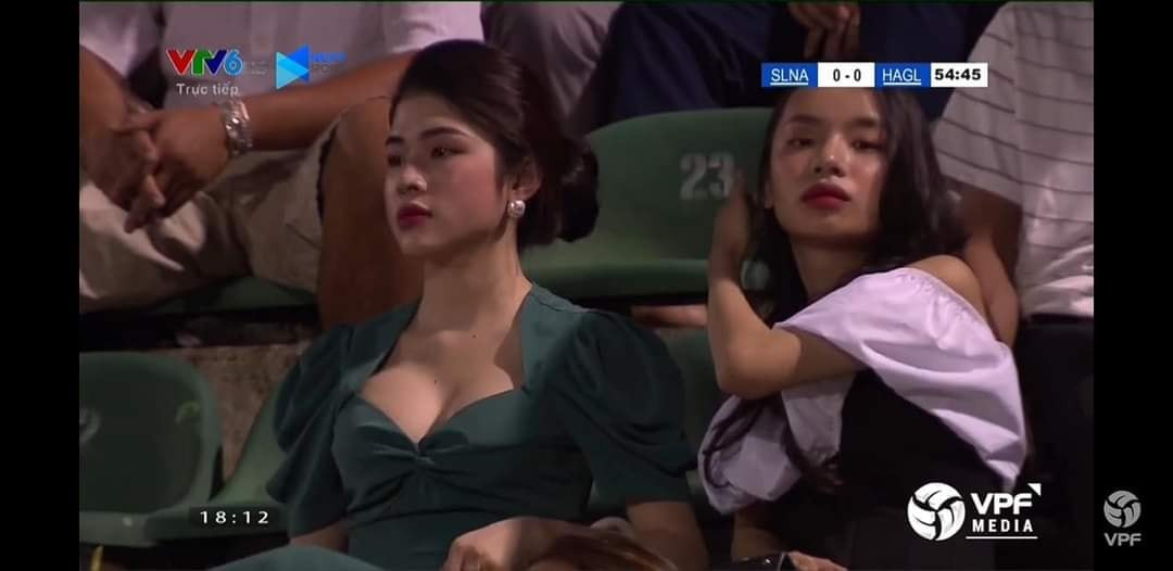 Nhìn vào hình ảnh có thể nhận thấy nhan sắc của 2 cô gái đều xinh tươi, một 9 một 10. Thế nhưng, mọi sự chú ý lại chỉ đổ dồn vào hot girl mặc váy xanh rất quyến rũ.