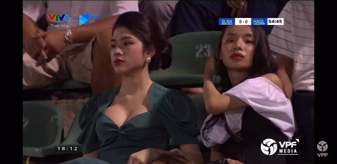 Nhìn vào hình ảnh có thể nhận thấy nhan sắc của 2 cô gái đều xinh tươi, một 9 một 10. Thế nhưng, mọi sự chú ý lại chỉ đổ dồn vào hot girl mặc váy xanh rất quyến rũ.