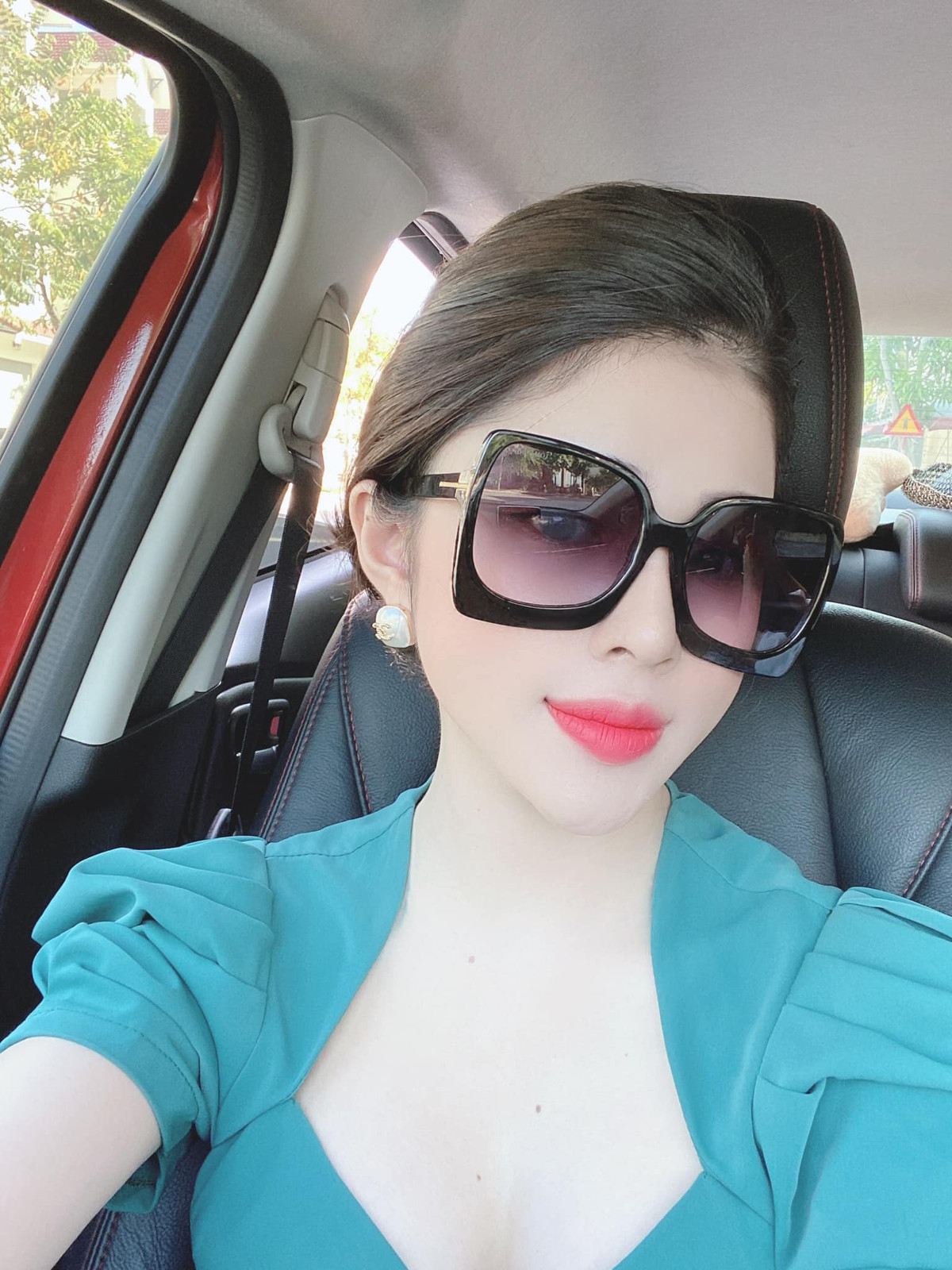 Trang cá nhân của cô cũng đang thu hút hơn 10 nghìn người theo dõi không thua kém gì các hot girl MXH bấy giờ.