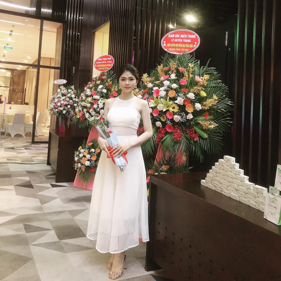 Được biết, cô nàng có tên là N.H.V, quê Hà Tĩnh, làm việc trong lĩnh vực làm đẹp, chăm sóc sức khỏe.